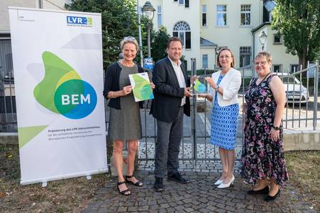 Prämierung des Betrieblichen Eingliederungsmanagements der Stadt Königswinter (v.l.n.re: BEM-Beauftragte Frauke Fischer, Bürgermeister Lutz Wagner, Prof. Dr. Angela Faber, Dezernentin Schulen, Inklusionsamt, Geschäftsbereichsleiterin Personal, Brigitte Half.