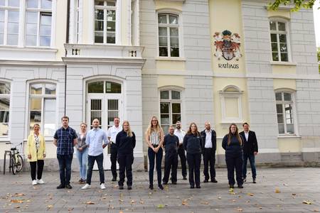 Sechs Absolventen unterstützen zukünftig nach erfolgreichem Abschluss ihrer Ausbildung bei der Stadt Königswinter die Verwaltung und den Rettungsdienst.