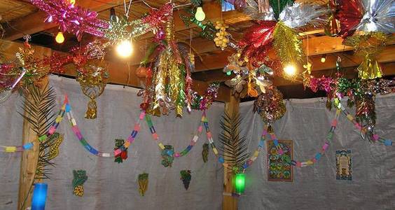 Sukkot, Dekoration mit Girlanden und bunten Bildern