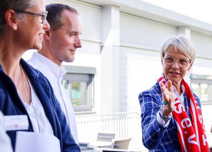 Ministerin Feller erhält als Geschenk einen Schal des TuS Oberpleis