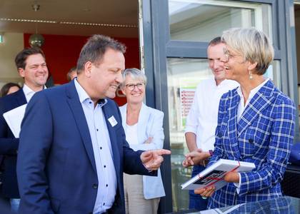 Bürgermeister Lutz Wagner überreicht Ministerin Feller ein Buch über Königswinter als Geschenk