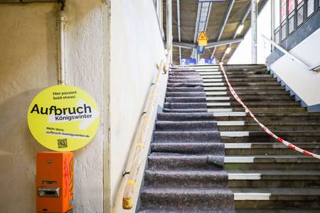 Ansicht des Treppenaufgangs zum Bahngleis, dessen Markierungen gestrichen wurden.