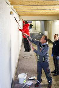 Bürgermeister Lutz Wagner hilft beim Streichen der Wände