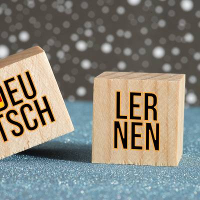 2 Würfel mit der Aufschrift: Deutsch lernen