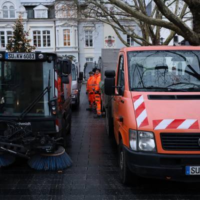 Die Mitarbeiter des Bauhofs starten am Rathaus