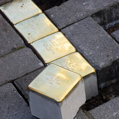 Der Stein von Edith Keller wird als fünfter Stolperstein verlegt.