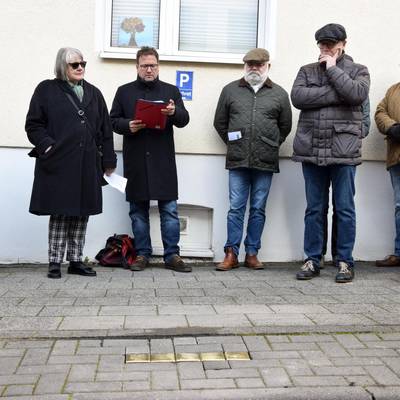 Bürgermeister Lutz Wagner erinnert in seiner Rede an Familie Keller und Ludwig Klaes.