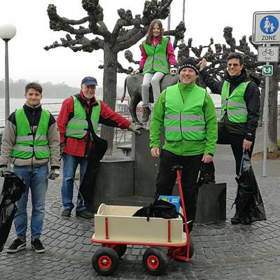 Müllsammeln der GRUENEN am Rheinufer Königswinter