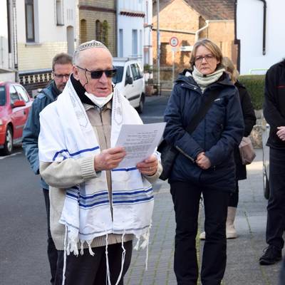 Eli Harnik spricht das Totengebet für die Verstorbenen.