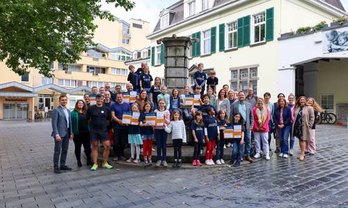 Schülerinnen und Schüler mit ihren Auszeichnungen vor dem Rathaus Königswinter
