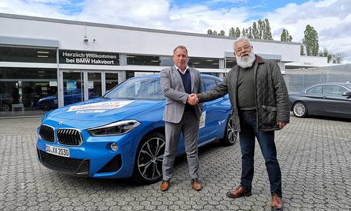 Übergabe des BMW durch den Filialleiter von BMW Hakvoort Königswinter Nico Baur an den Geschäftsbereichsleiter Kultur Ulrich Berres