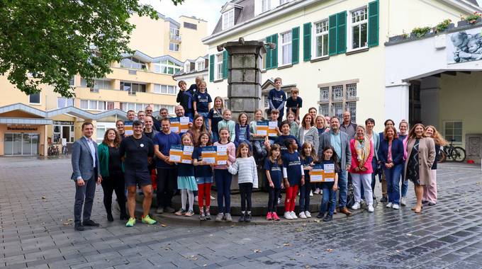 Schülerinnen und Schüler mit ihren Auszeichnungen vor dem Rathaus Königswinter