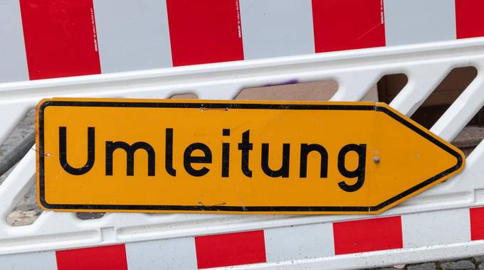 adobestock 567116369 fabian ibelherr umleitung schild