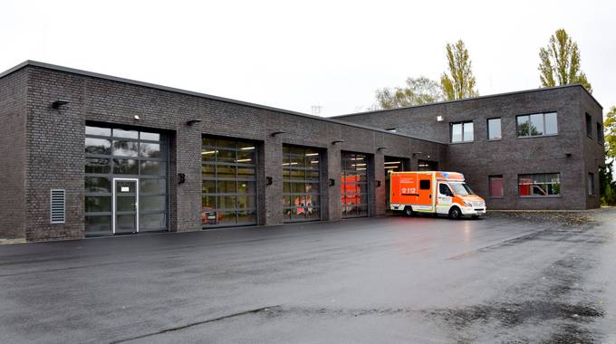 Die neue Rettungswache in Königswinter-Oberpleis ist in Betrieb genommen worden. Ein Rettungswagen steht vor dem Gebäude.