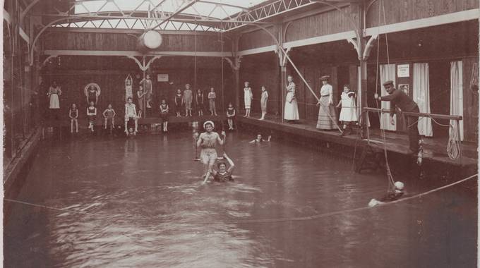 Innenansicht des Badeschiffs, Fotografie, vor 1925