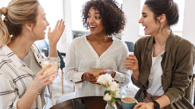 Symbolbild Frauen unterhalten sich im Café