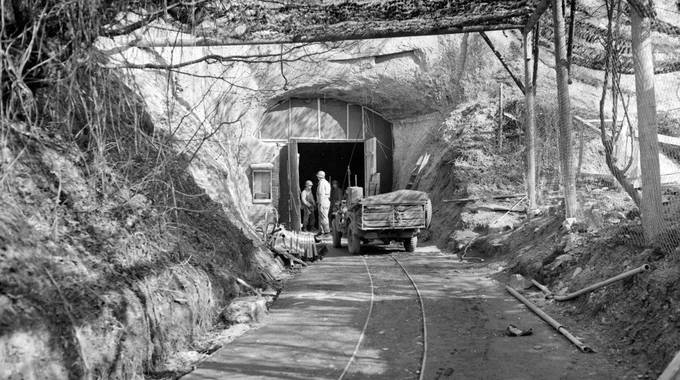 Mit einem Tarnnetz überspannter Eingang der sogenannten Aero-Stahl-Grube im März 1945 bei der Begutachtung durch US-Truppen.