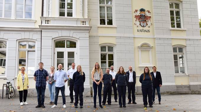 Sechs Absolventen unterstützen zukünftig nach erfolgreichem Abschluss ihrer Ausbildung bei der Stadt Königswinter die Verwaltung und den Rettungsdienst.