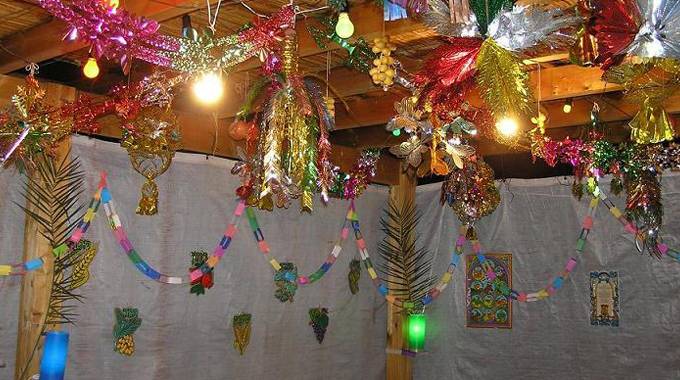 Sukkot, Dekoration mit Girlanden und bunten Bildern